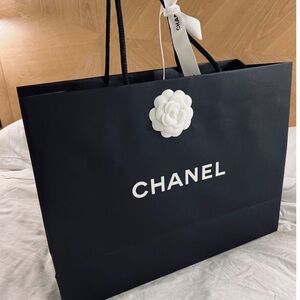 ❤️ NEW CHANEL Black and White with Iconic Shopping Bag